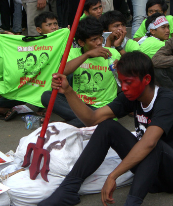Activists protest the Bank Century corruption scandal at the International Anti-Corruption Day rally / Elisabeth Kramer The many faces of corruption